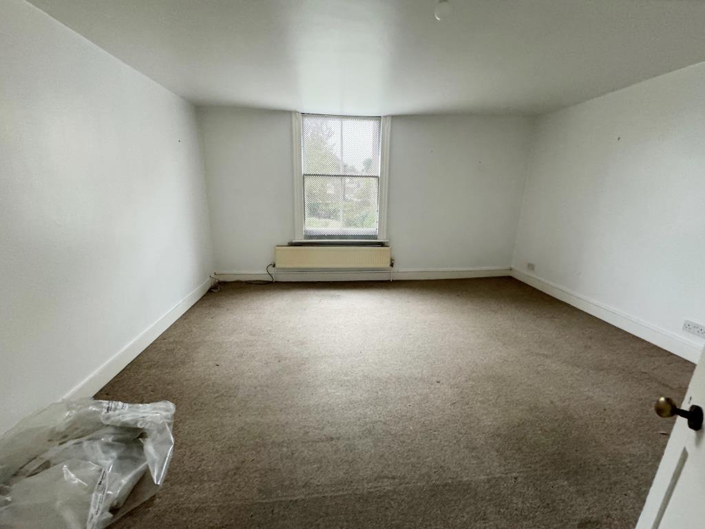 Lot: 86 - TOWN CENTRE PUBLIC HOUSE WITH COURTYARD GARDEN AND OWNERS ACCOMMODATION - Flat internal room 3